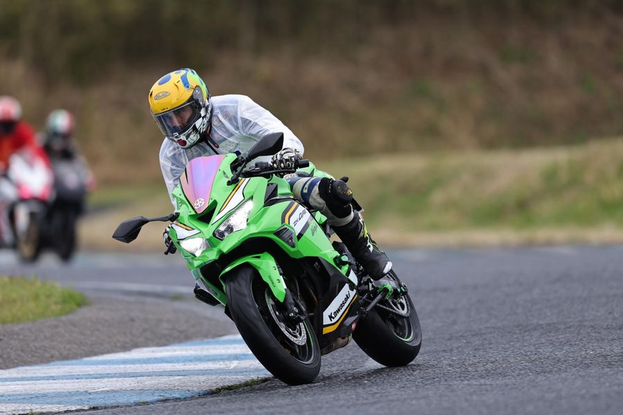コーナーでバイクを寝かせて立ち上がる参加者