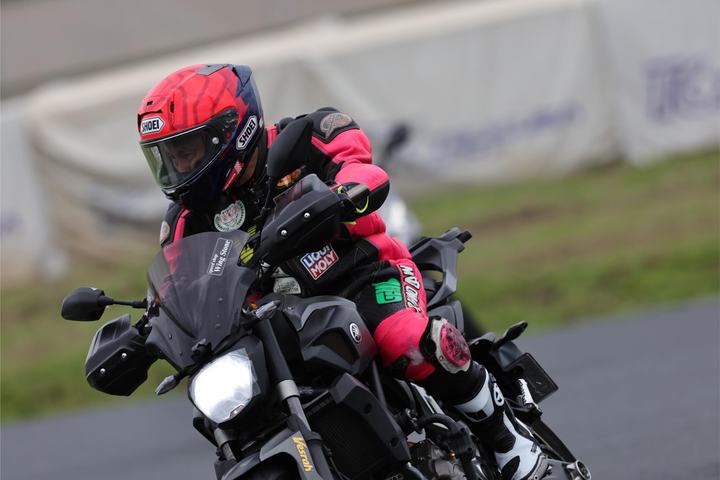 コーナーを走る初級クラスの参加者