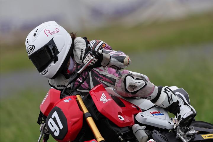 ミニバイクでコーナーを走る参加者
